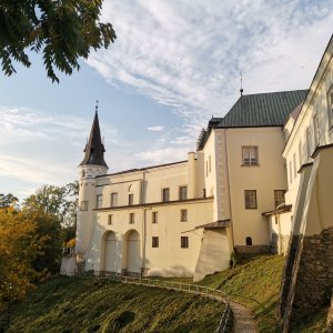 Černá zem a okolní kopečky přes Frýdecký zámek