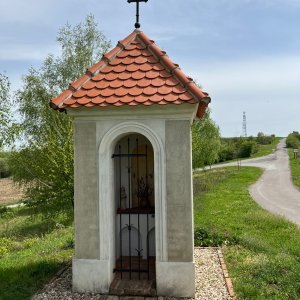 Okolím Pouzdřan