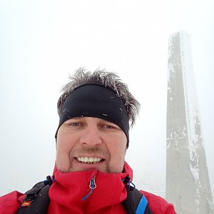 Libor Raszka on the summit of Lysá hora (2.4.2022 16:14)