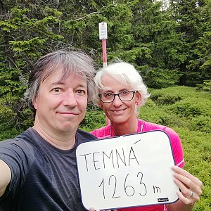 Jana a Pavel Kasaničovi na vrcholu Temná (4.7.2022 11:27)