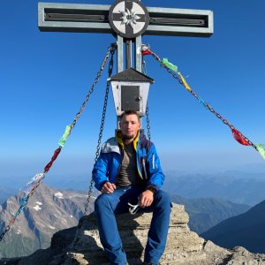 Peťko on the summit of Großes Wiesbachhorn (31.7.2026 7:55)