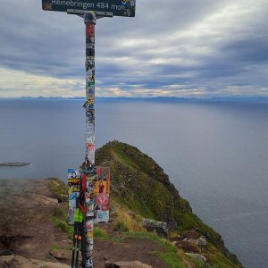 Dzanny on the summit of Reinebringen (4.9.2025 10:57)