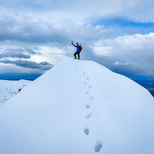 Jiří Králík na vrcholu Mały Kościelec (15.4.2023 15:39)