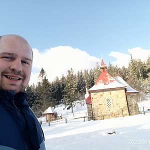 Petr Petrik na vrcholu Muřinkový vrch - kaple (12.2.2022 9:03)