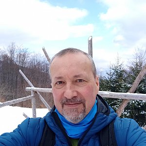 Merkys na vrcholu Ostrý - chata (27.2.2022 12:10)