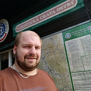 Petr Petrik na vrcholu Ostrý - chata (14.4.2022 8:07)