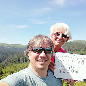 Jana a Pavel Kasaničovi on the summit of Ostrý vrch (3.7.2022 11:15)