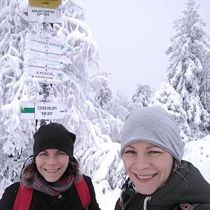 michaela rosenbergrova na vrcholu Velká Čantoryje (14.2.2021 10:41)