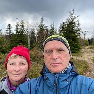 Ivana a Petr Kadovi na vrcholu Kladnatá (18.4.2022 11:00)
