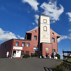 ZdenkaV na vrcholu Komáří hůrka (31.7.2021)