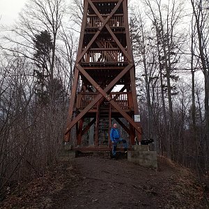 Joch a Dingo na vrcholu Bezručová vyhlídka nad Kopřivnici (9.3.2019 16:50)