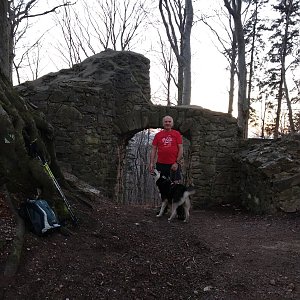 Joch a Dingo na vrcholu Hradisko - zřícenina hradu Rožnov (23.3.2019 18:04)