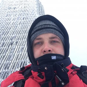 Adam Závodský na vrcholu Velká Deštná (22.1.2022 12:17)