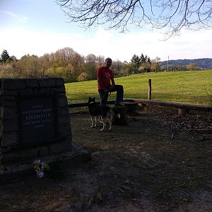 Joch a Dingo on the summit of Oškerovy paseky (20.4.2019 17:53)