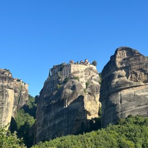 akam na vrcholu Moni Varlaam Meteora (30.6.2025 11:17)