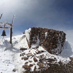 Jan Matiášek on the summit of Psiloritis (11.4.2025 14:17)