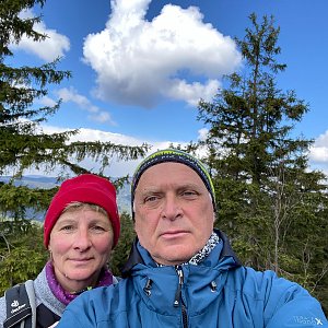 Ivana a Petr Kadovi na vrcholu Trojačka (18.4.2022 11:45)