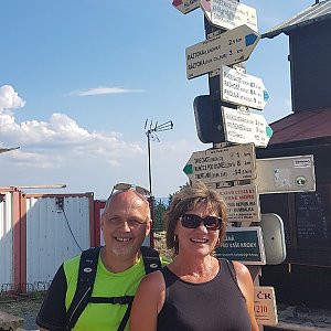 Fido a Myszka na vrcholu Pustevny (19.8.2018 16:05)