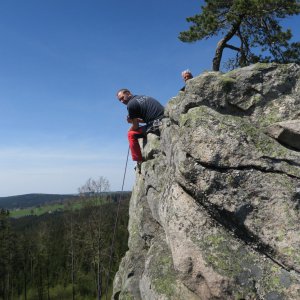 Michaela Hilscherová on the summit of Čtyřpaličaté černé skály (5.5.2023 13:59)