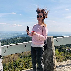 Alice Nápravníková na vrcholu Ještěd 