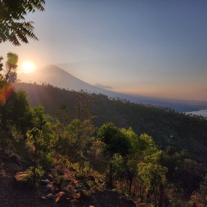 Jirka Hruška na vrcholu Bukit Kresek (24.6.2023 7:52)