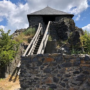 Radka D on the summit of Salgó Castle (9.7.2022 11:48)