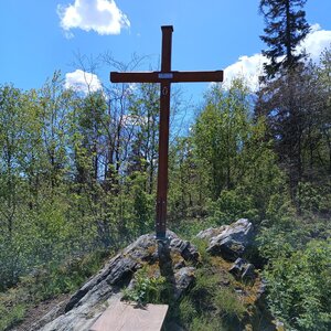 VěrkaN on the summit of Nuzerovská Stráž (27.4.2024 12:12)