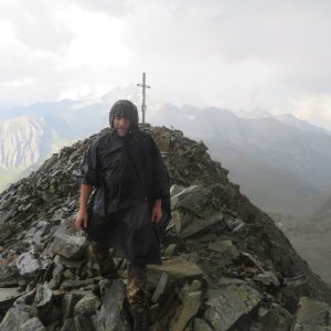 Daniel Ledl na vrcholu Böses Weibl (5.8.2026 15:15)