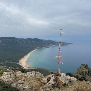 Nikola na vrcholu Punta de Su Guardianu (9.5.2026 10:00)