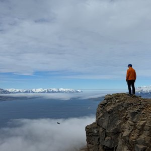 Nikola na vrcholu Ystuvíkurfjall  (2.6.2026 13:00)