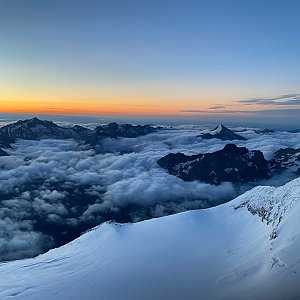 Martin Malý na vrcholu Nadelhorn (6.8.2021 7:30)