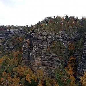 Zuza na vrcholu Pravčická brána (27.10.2020 10:55)