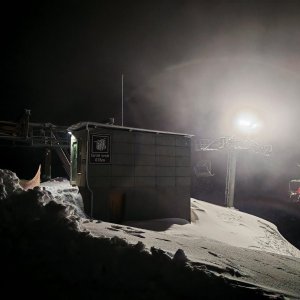 Šárka on the summit of Fojtský grúň (13.1.2026 18:07)