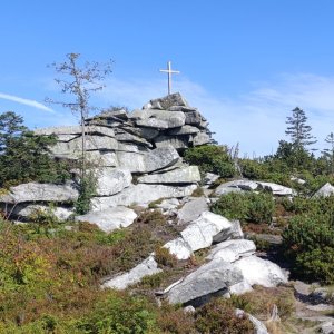Bella chodí po světě on the summit of Trojmezná (18.8.2025 15:50)
