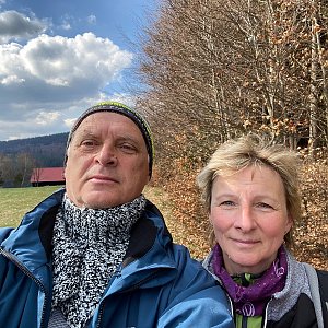 Ivana a Petr Kadovi na vrcholu Hlavatá (18.4.2022 9:50)