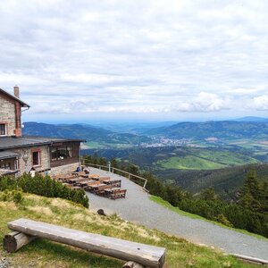 Jiří a Iveta na vrcholu Šerák (6.5.2024 13:04)