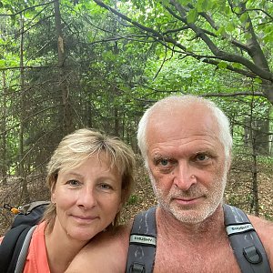Ivana a Petr Kadovi na vrcholu Hnídavec (28.6.2022 10:25)