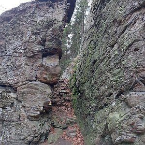 Cyklista 73 na vrcholu Rozštípená skála (4.12.2022 15:06)