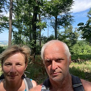 Ivana a Petr Kadovi on the summit of Chlum (27.6.2022 13:19)