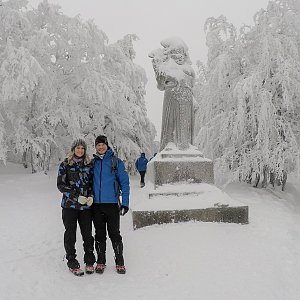 Naděnka a Adam na vrcholu Radegast (6.1.2019 11:18)