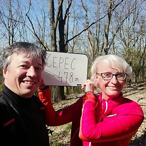 Jana a Pavel Kasaničovi on the summit of Čepec (23.4.2022 10:35)
