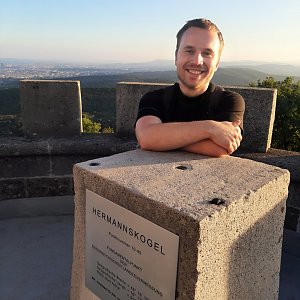 Tomáš Vaníček na vrcholu Hermannskogel (3.10.2021 17:51)