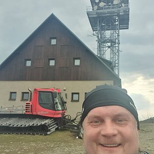 Michal Kohout na vrcholu Malý Javorový (18.4.2022 16:09)