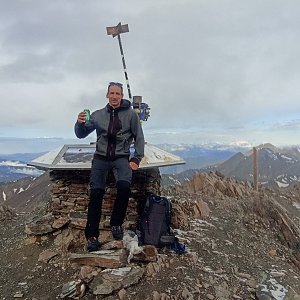 Ráďa Hojdís na vrcholu Coma Pedrosa (17.5.2023 5:34)